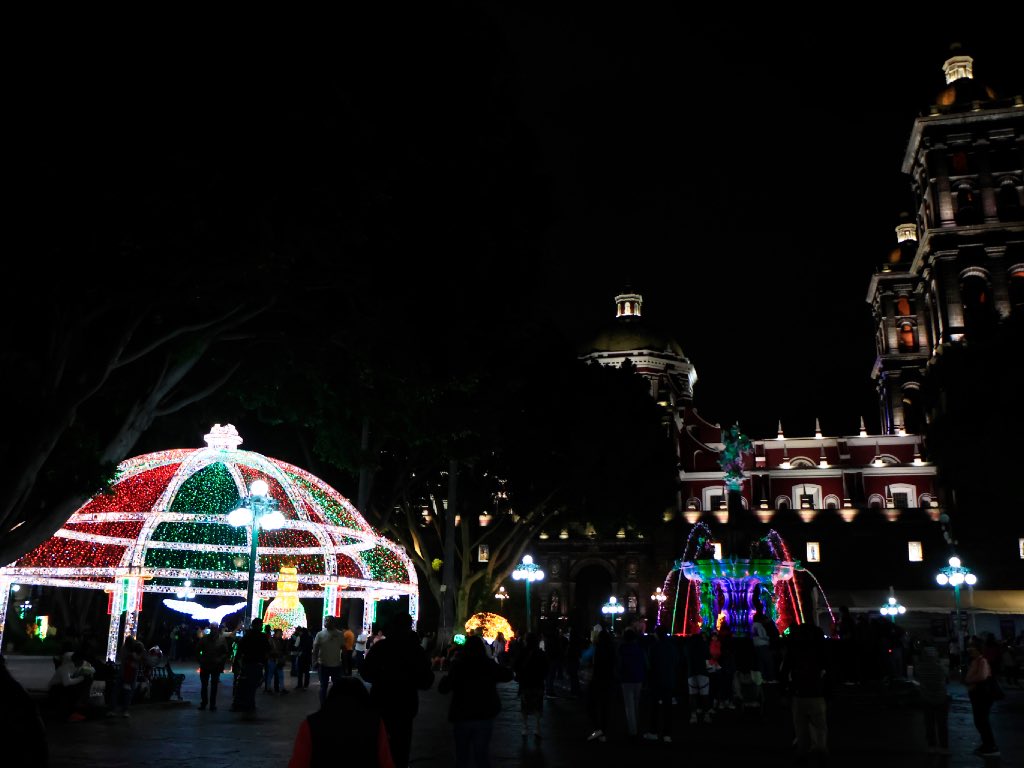 Puebla se ilumina de verde, blanco y rojo con el encendido de las Fiestas Patrias