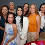 Firma Laura Artemisa Agenda de las Mujeres ante 400 de ellas