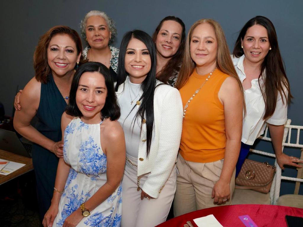 Firma Laura Artemisa Agenda de las Mujeres ante 400 de ellas