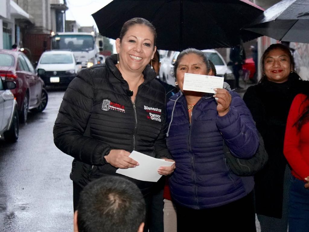 Anuncia Laura Artemisa mejoras en la Jorge Murad durante entrega de cheques de Obra Comunitaria