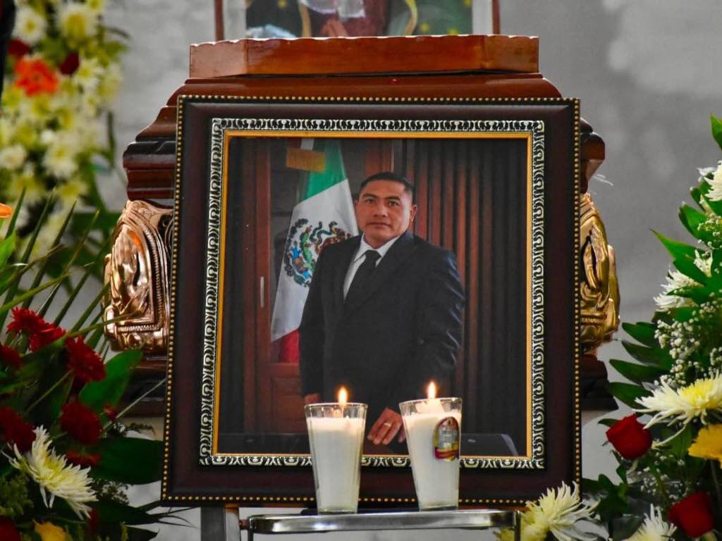 Dan último adiós a Roberto Tepanecatl, presidente auxiliar de San Bernabé Temoxtitla