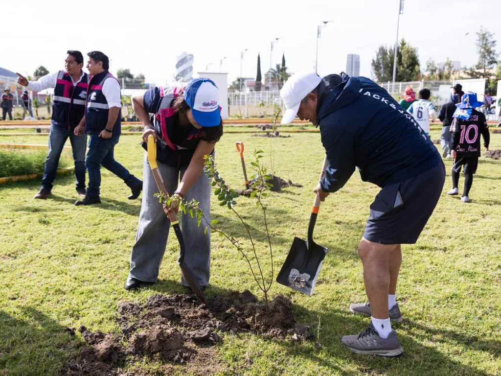 Lupita Cuautle impulsa reforestación en San Antonio Cacalotepec con 220 nuevos árboles