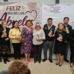 Omar Muñoz y Tere Alfaro reconocen a las y los abuelitos de Cuautlancingo