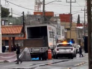 Muere trabajador tras accidente laboral durante descarga de camión de Paqueterías Castores