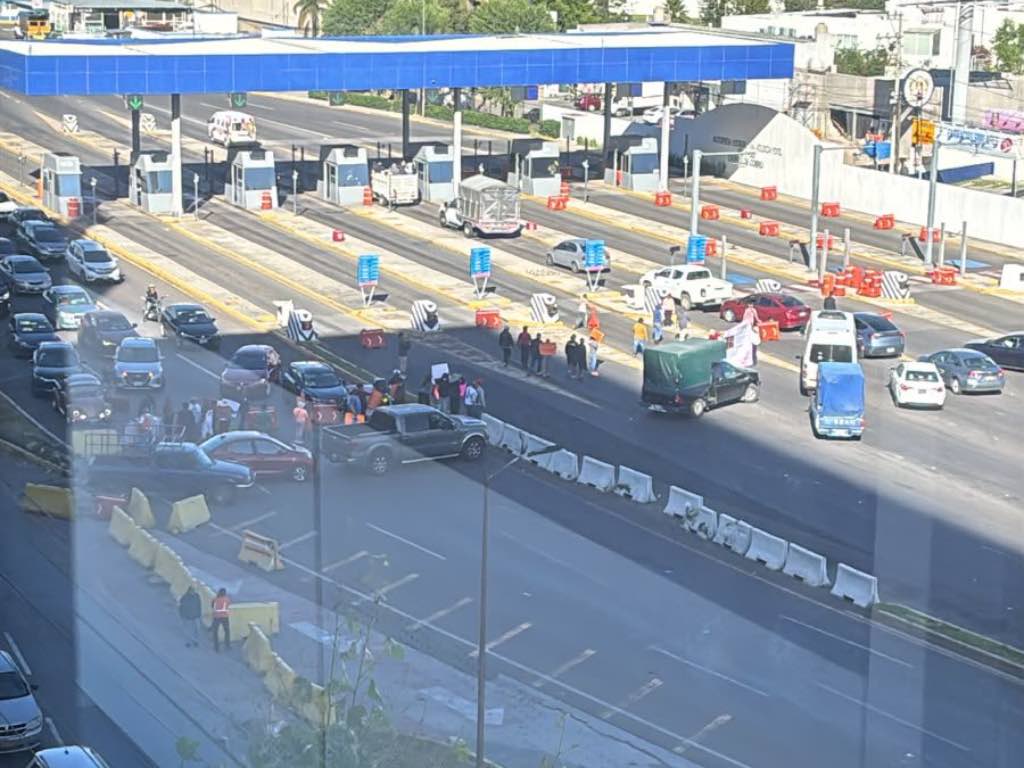¡Caos en la caseta! Bloquean la Vía Atlixcáyotl para exigir la búsqueda de América Pamela