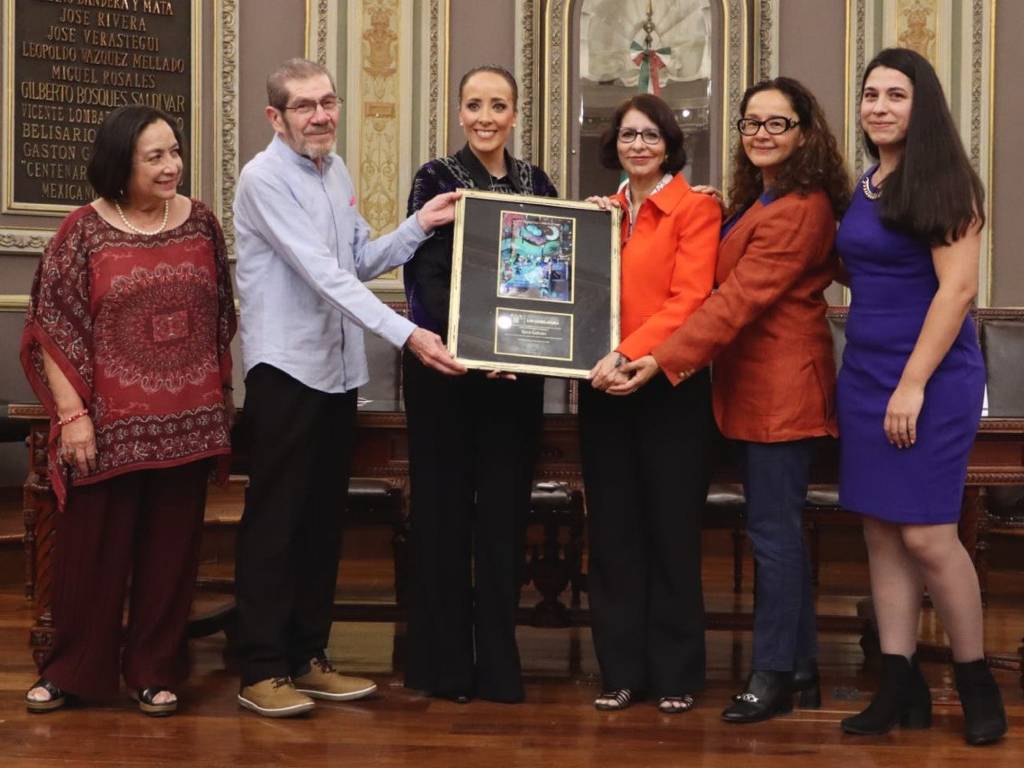 Reconocen en el Congreso del Estado a la escritora Kyra Galván