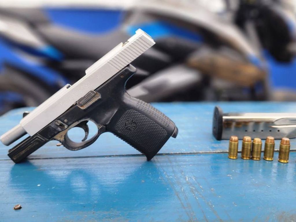 Detienen a hombre con pistola y ocho cartuchos tras persecución en Santa María Moyotzingo