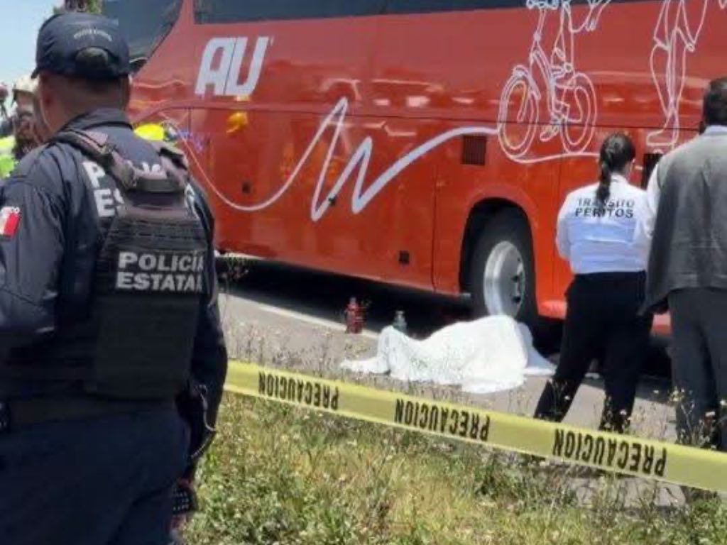 Muere mecánico aplastado por autobús AU en el puente de San Felipe Hueyotlipan