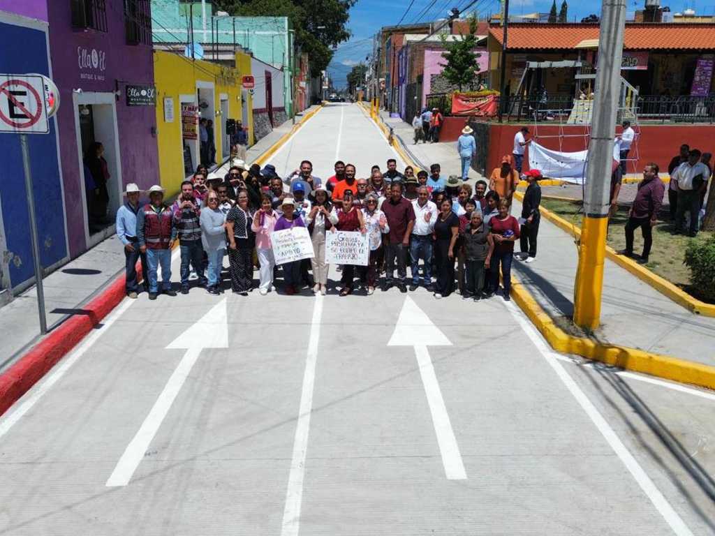 Entregan rehabilitación de calles en Santiago Mixquitla y San Miguel Tianguisnáhuatl