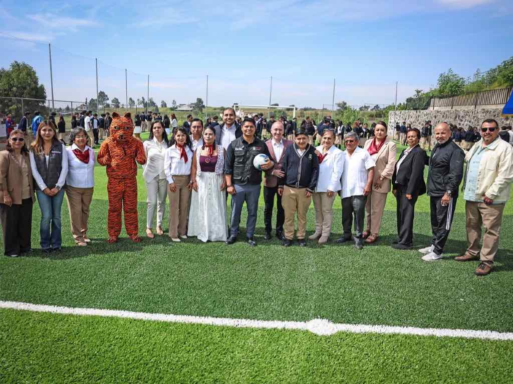 Inauguran cancha de fútbol en Bachillerato General 5 de Mayo de Almecatla