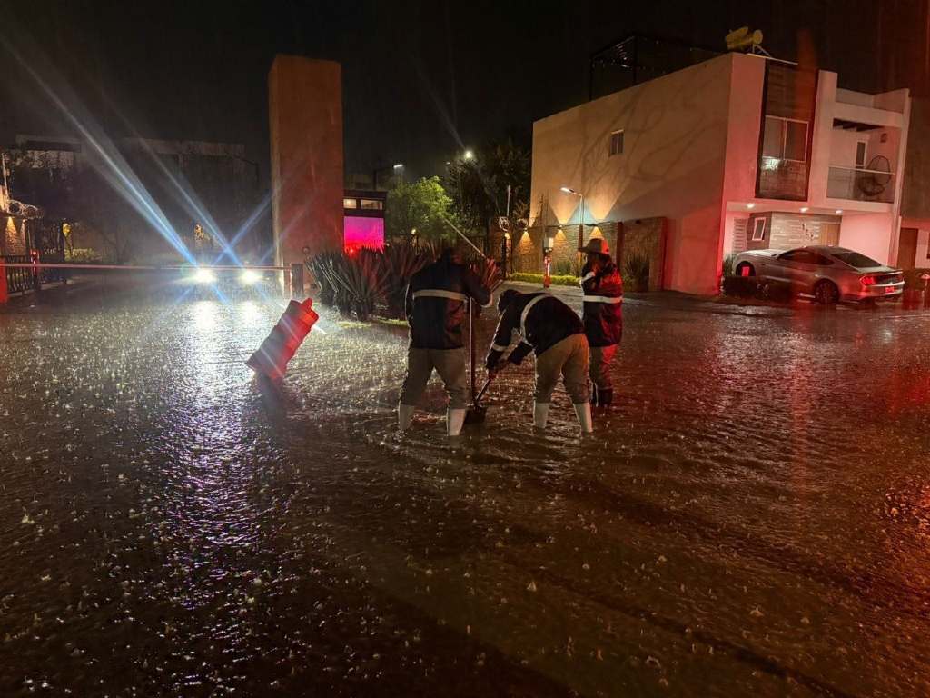 Atienden inundaciones tras lluvias en Ocoyucan