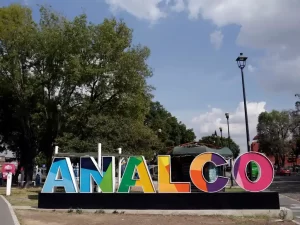 Sigen familias recorriendo la Plaza de Analco en busca de “algo diferente”