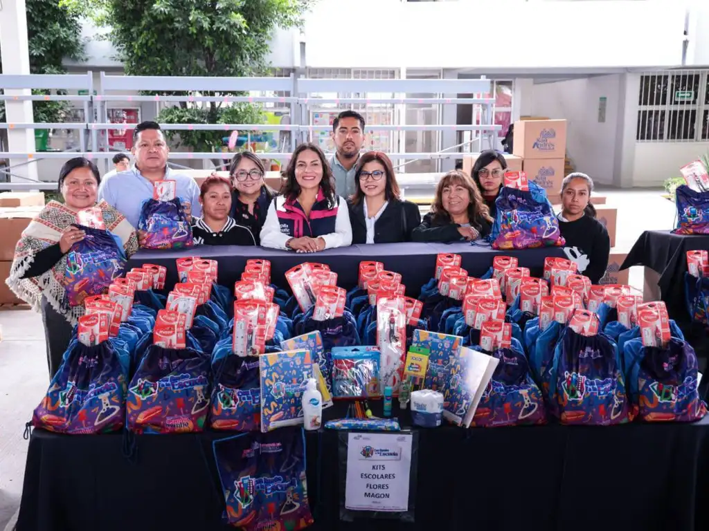 Entregan kits de útiles escolares a primarias de San Andrés Cholula