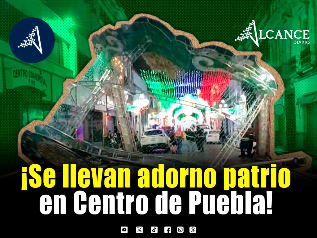 ¡Se pasó de espíritu patrio! Camioneta derriba estructura de luces en pleno Centro Histórico de Puebla