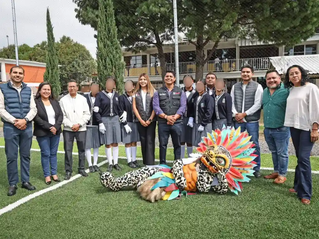Entrega Omar Muñoz cancha de fútbol en Sanctorum 